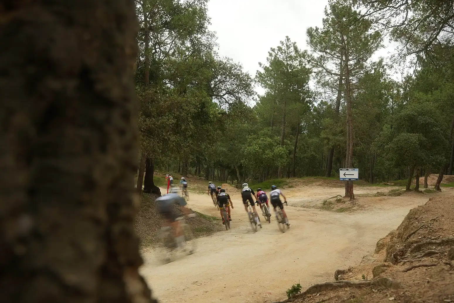 Gravelrijders op een stoffige route bij Girona