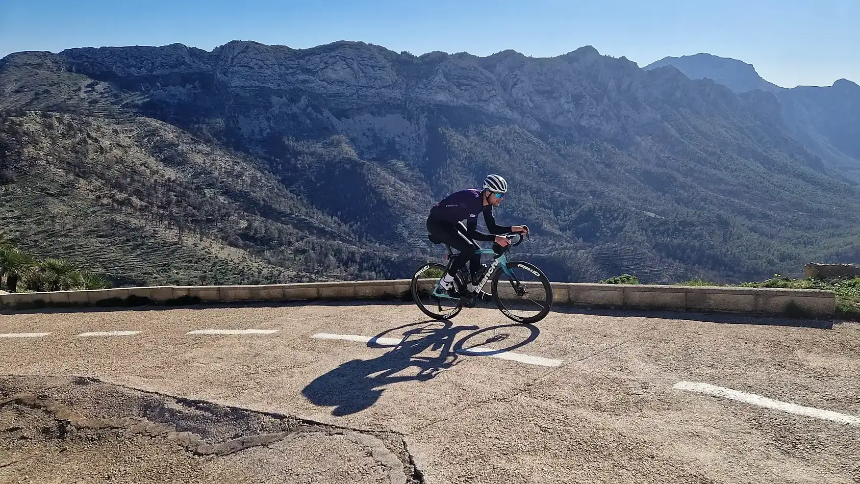 Fietser op de Coll de Rates met uitzicht over de bergen