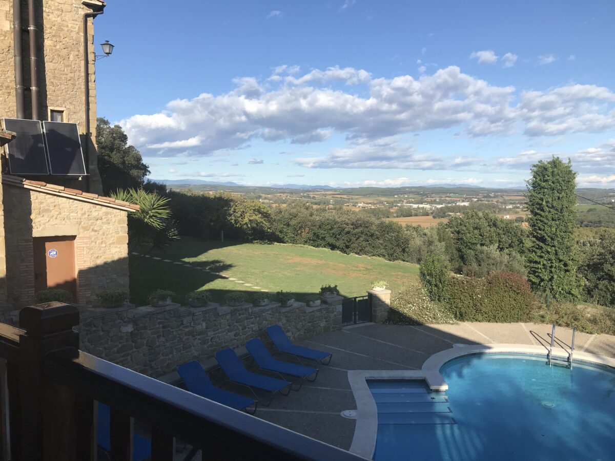 Uitzicht vanaf een terras over het heuvellandschap bij Girona