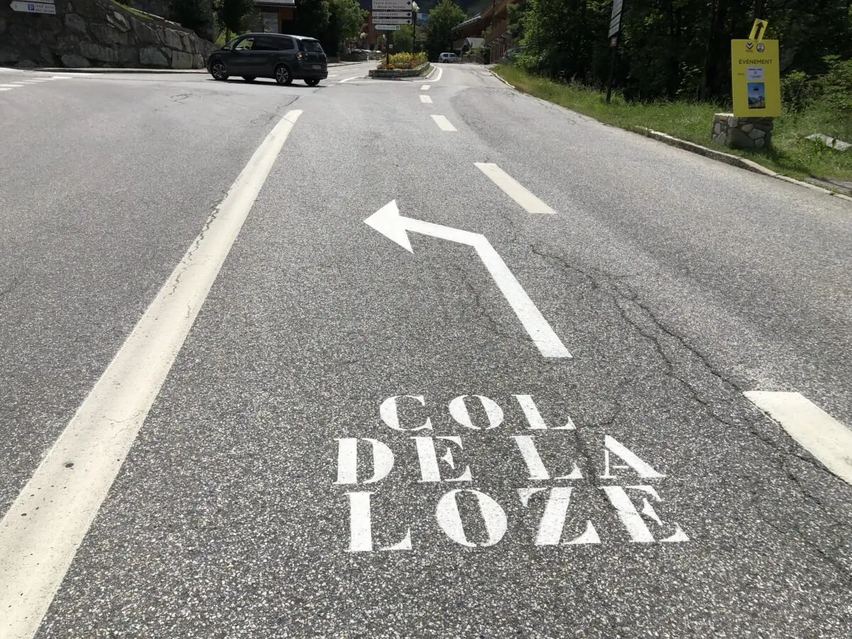 Col de la Loze wegmarkering op het asfalt
