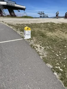 De officiële col-paal op de top van de Col de la Loze in de Franse Alpen op 2304 meter hoogte.