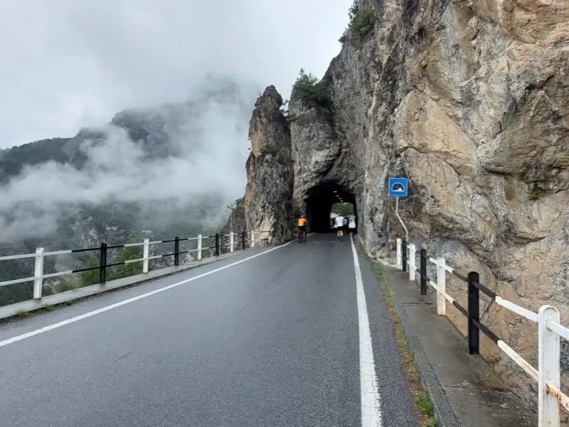 Fietser op de Passo dello Stelvio tussen rotswanden