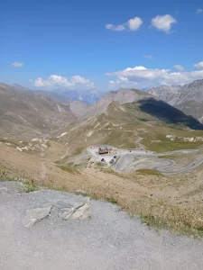 Panoramisch uitzicht op de legendarische haarspeldbochten en berghut van de Col du Galibier tijdens de Marmotte Granfondo.