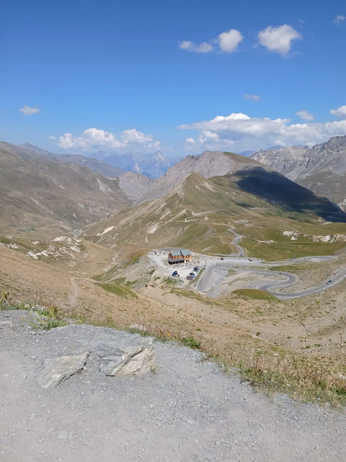 Wielrenner op een bergweg tijdens La Marmotte Granfondo