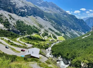 Uitzicht op de iconische haarspeldbochten en bergen van de Passo dello Stelvio tijdens een Ride Up fietsreis.