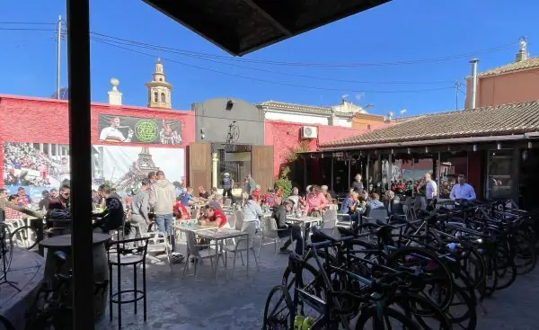Terras in Calpe tijdens een fietsvakantie aan de Costa Blanca
