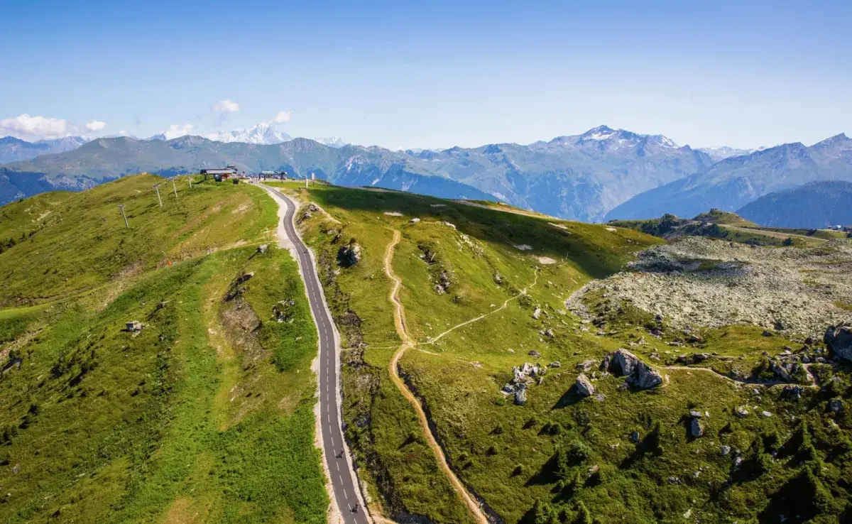 Groene bergkam op de route naar de Col de la Loze