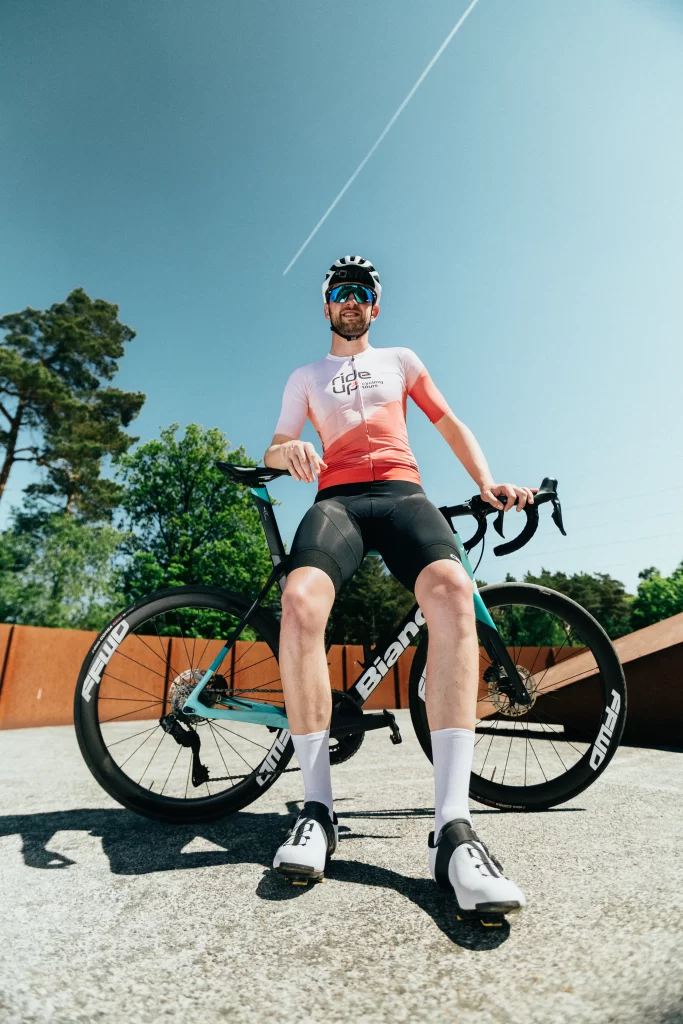 Wielrenner met fiets in Ride Up kleding