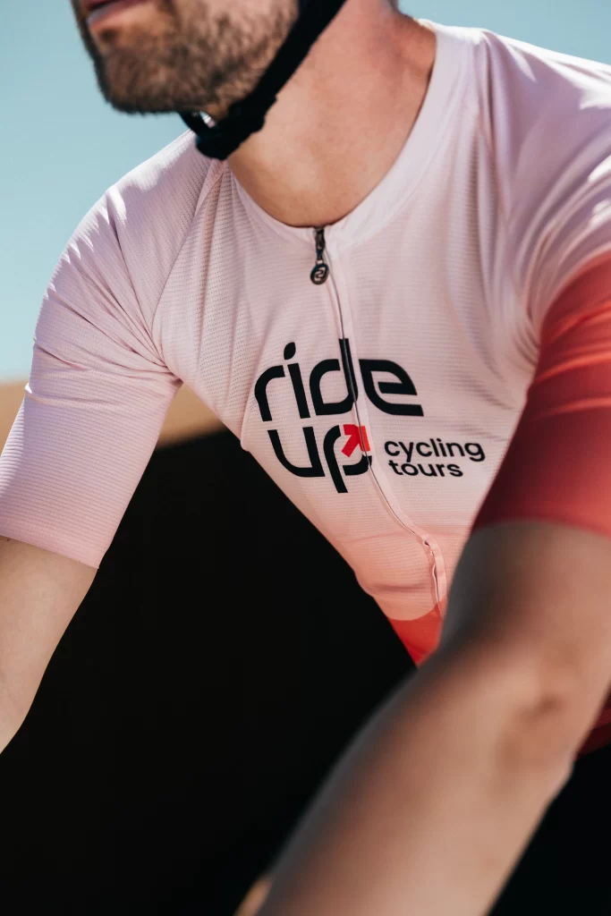 Detail van een Ride Up wielershirt op de fiets