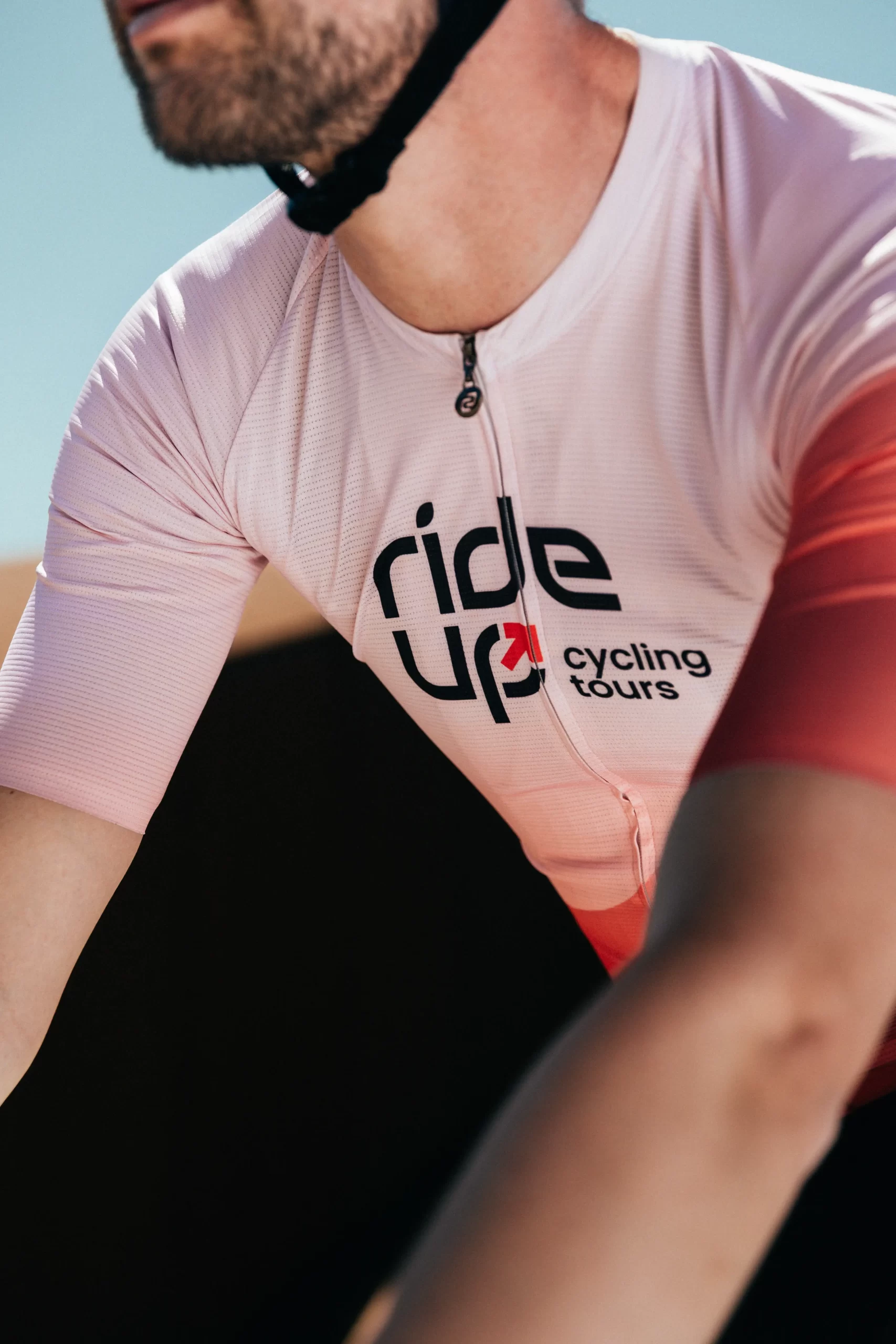 Detail van een Ride Up wielershirt op de fiets