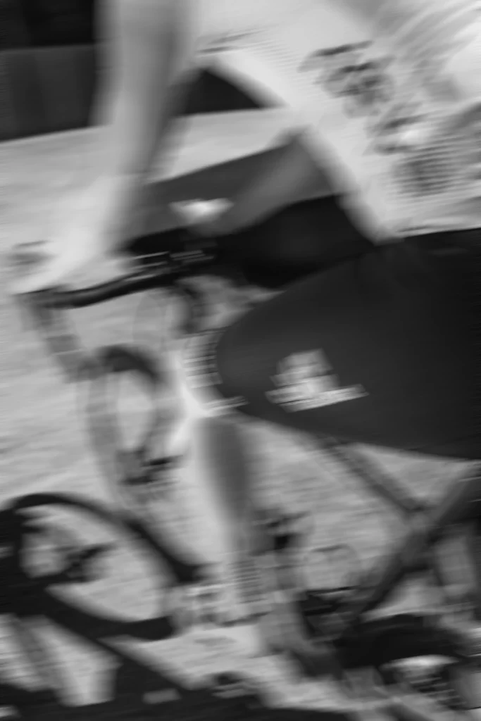 Zwart-wit detail van een racefiets tijdens een Ride Up fietsreis