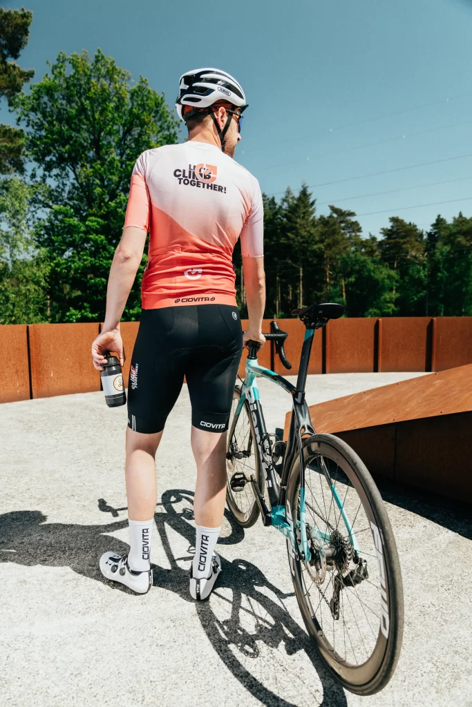 Wielrenner in Ride Up wielershirt langs een bosrand