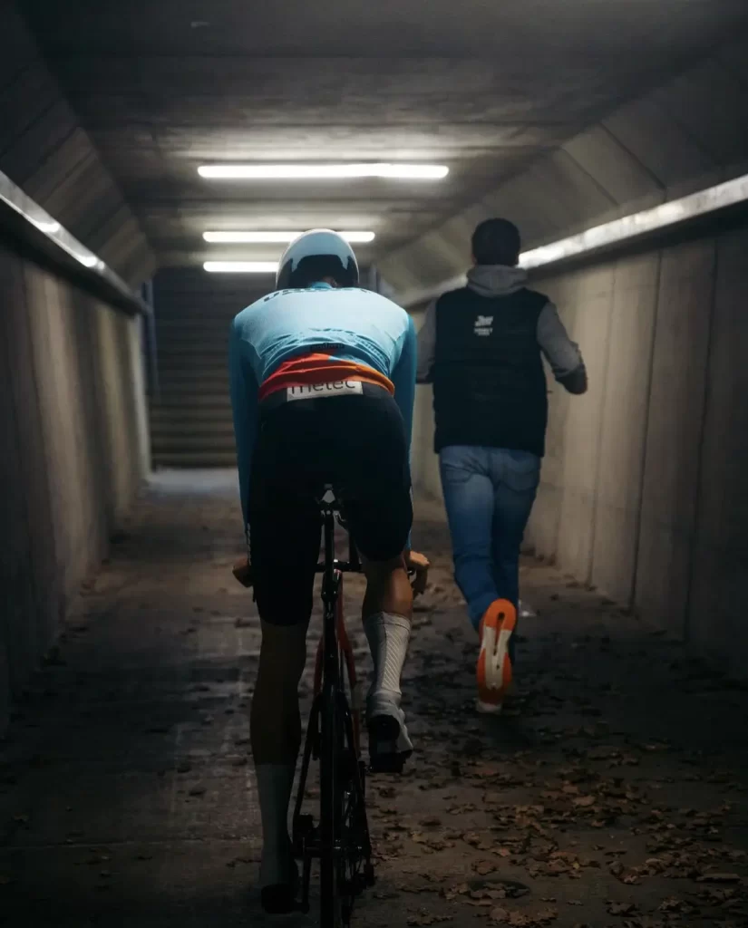 Wielrenner in een donkere tunnel tijdens een Ride Up fietsreis