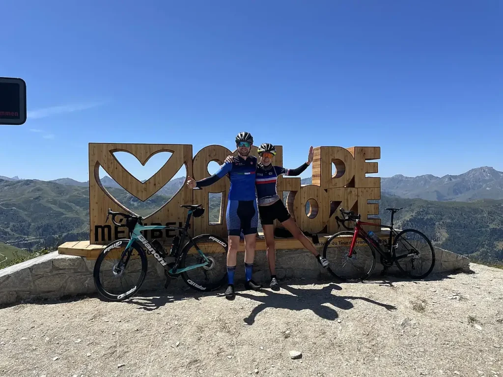Fietser bij het Col de la Loze monument in de Franse Alpen