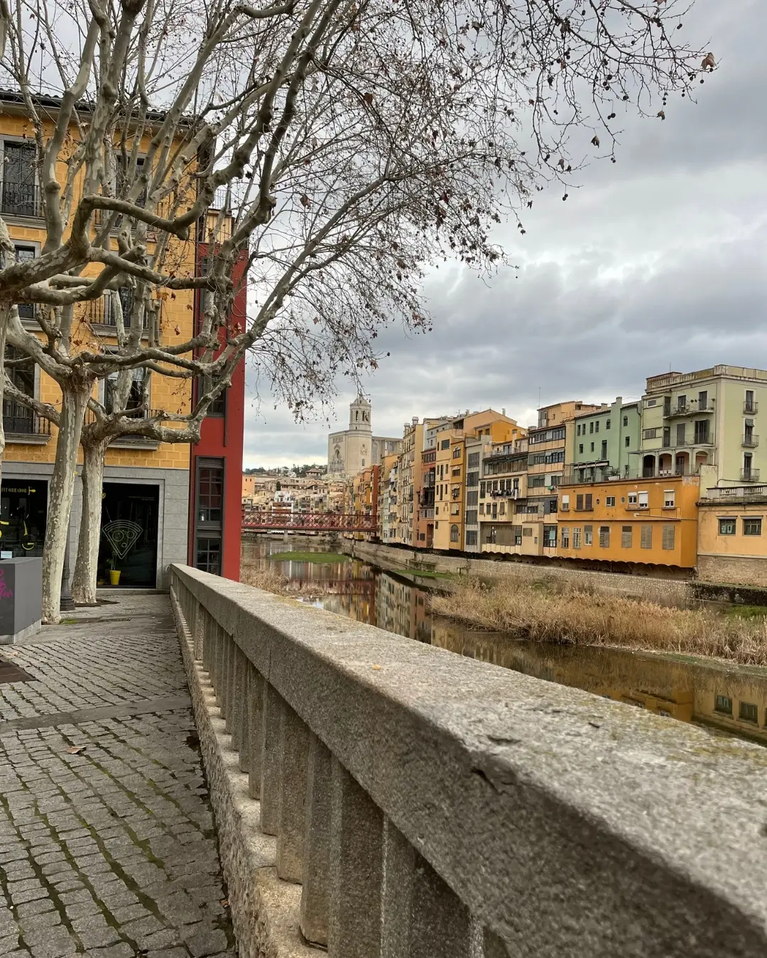 Fietsroute door een historisch centrum tijdens Girona Cycling Inclusief