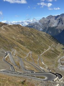 Bergweg op de Passo dello Stelvio onder een blauwe lucht