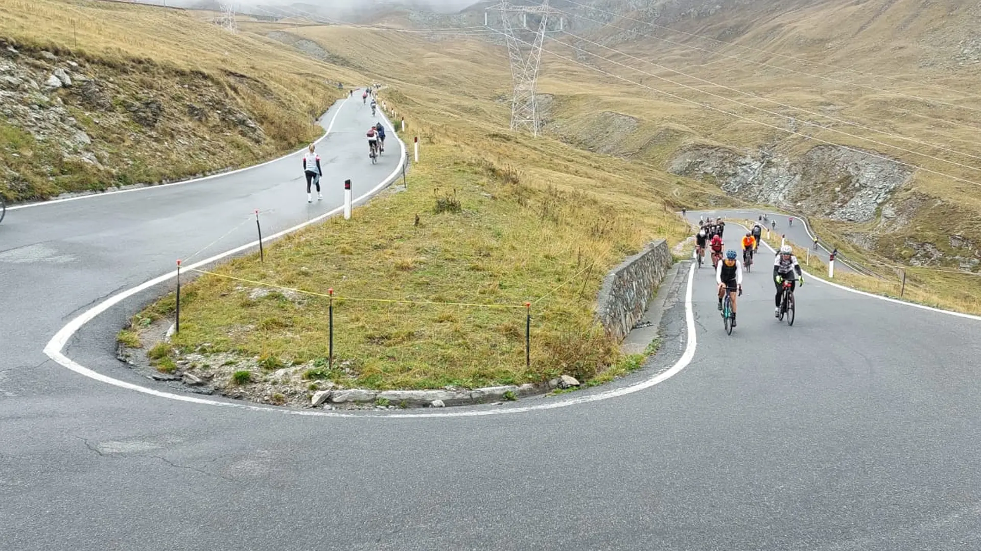 Fietsers op de haarspeldbochten van de Passo dello Stelvio